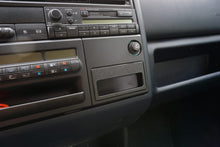 Laden Sie das Bild in den Galerie-Viewer, Getränkehalter passend für VW T4 in der Aschenbecher Öffnung (ab BJ 03/96)