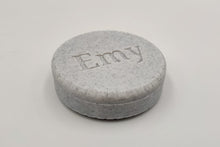 Laden Sie das Bild in den Galerie-Viewer, Grinder mit eigenem Namen oder Logo - Kräutermühle, Crusher, Gewürzmühle