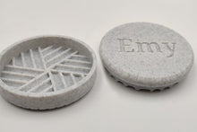 Laden Sie das Bild in den Galerie-Viewer, Grinder mit eigenem Namen oder Logo - Kräutermühle, Crusher, Gewürzmühle